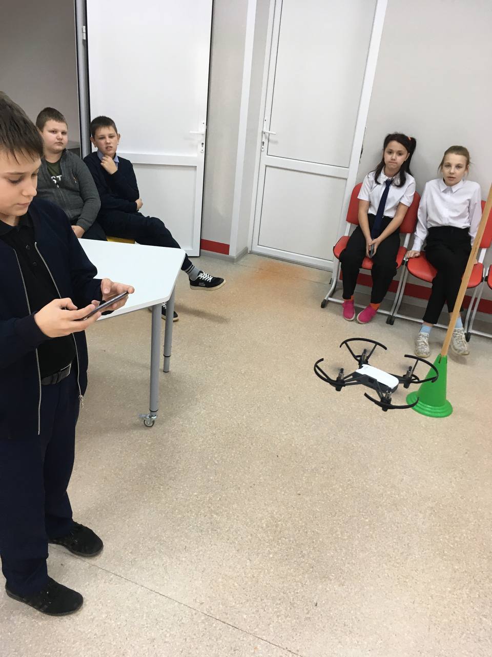ребята из 5а и 6а классов, под руководством Степанищевского В. В., преодолевали полосу препятствий на квадрокоптере Tello..